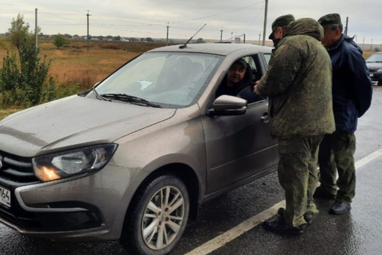 На границе Саратовской области и Казахстана сотрудники военкомата начали вручать повестки