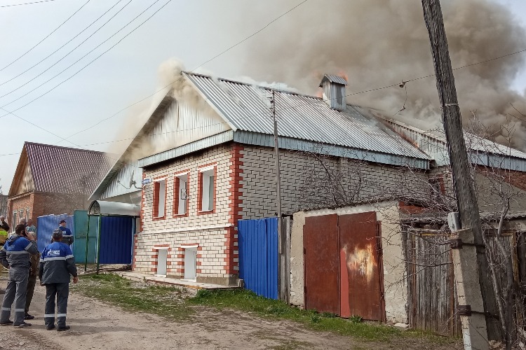 В Вольске пожарные спасли загоревшийся дом