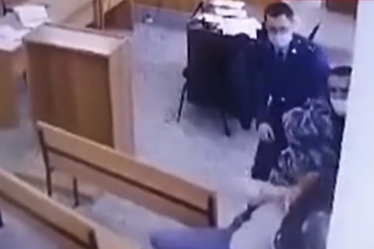 В Балаково обвиняемый в убийстве «просочился сквозь решётку» в зале суда и попытался задушить бывшую сожительницу