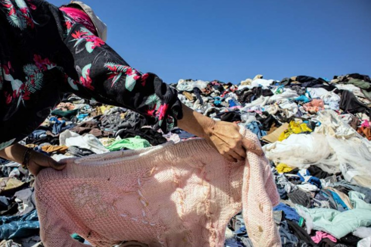 Россиянам запретят выкидывать одежду в мусорные баки