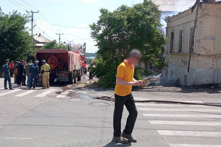 Пожар в центре Вольска: огнеборцы наблюдали, как горят многоквартирные дома