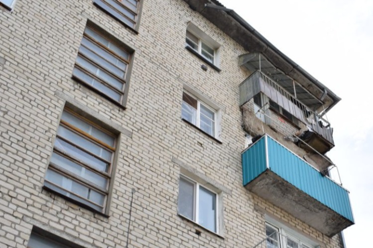 На многоэтажном доме в Вольске обрушился балкон