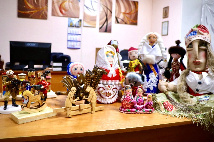 Осужденные Саратовской области изготовили национальные игрушки
