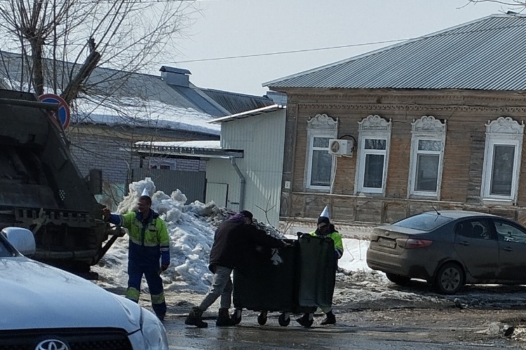 Рабочие, вывозящие мусор, удивили вольчан внешним видом