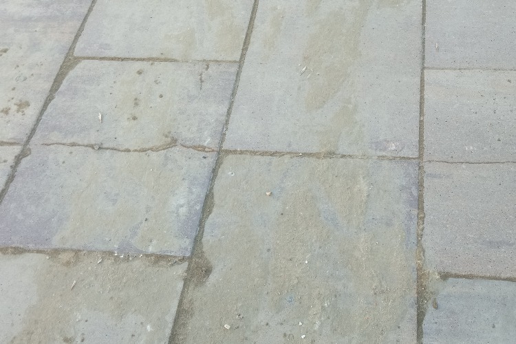 На плитах пешеходной зоны появились трещины