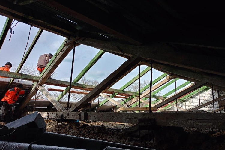 В Вольске начался ремонт крыши образовательного центра