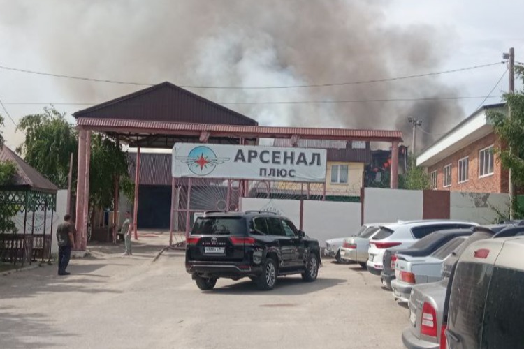 В Вольске горит автобусный парк. ВИДЕО