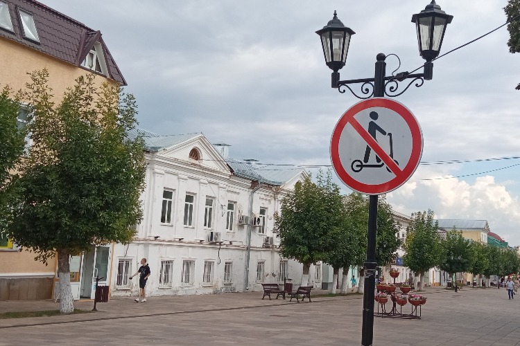 В центре Вольска появились знаки, запрещающие проезд на самокатах