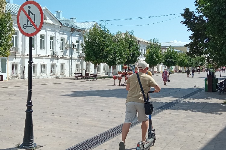 В Вольске появился серийный уничтожитель электросамокатов