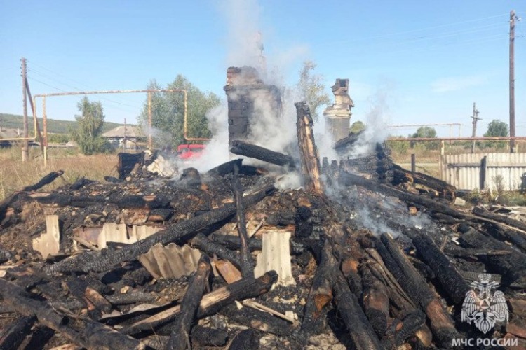 На пожаре в Вольском селе погибла пенсионерка