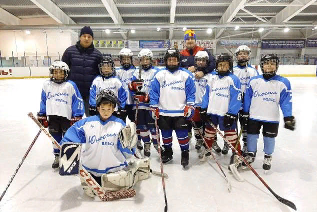 Всероссийский день хоккея в Вольске отметили на льду