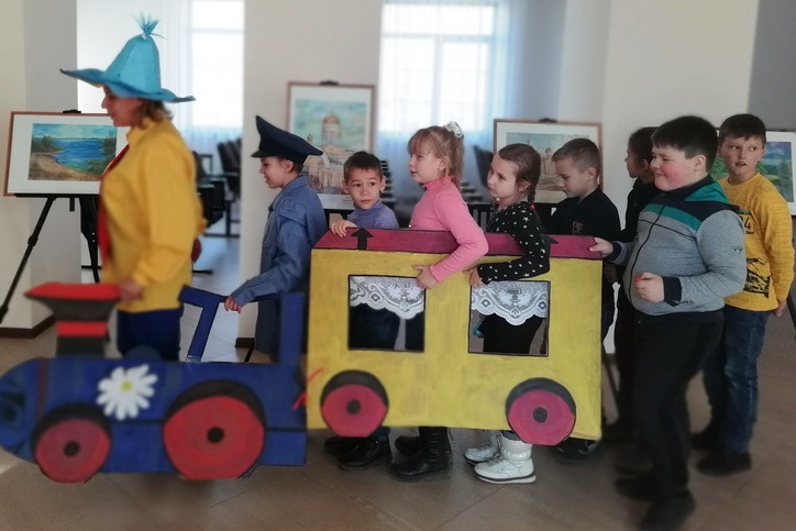В Вольском городском парке дети покатались на паровозиках