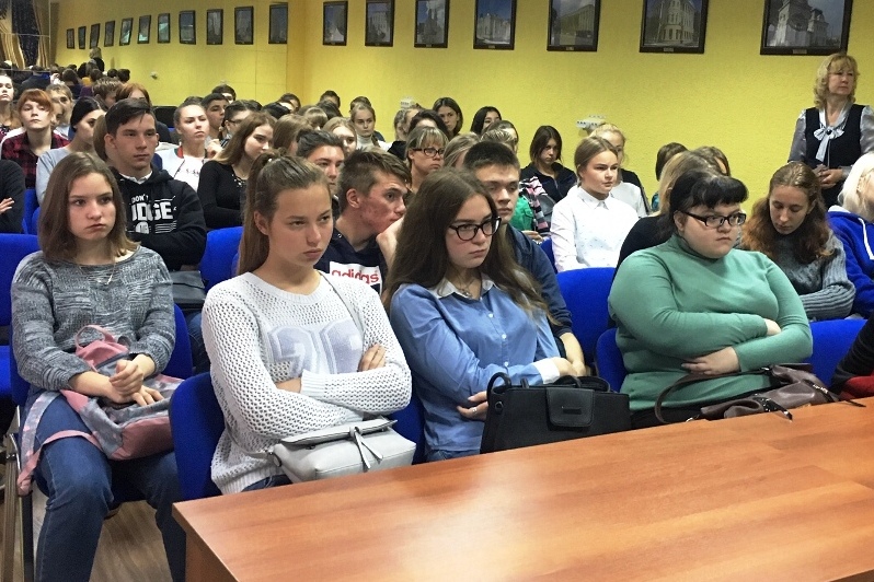 Вольские полицейские рассказали студентам о мошенничестве и напомнили правила дорожного движения