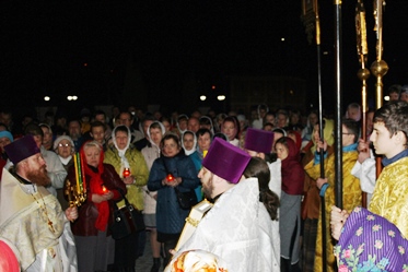 Пасхальную Полунощницу отстояли две сотни вольчан. Фото