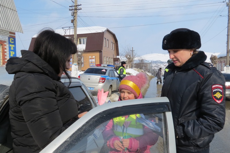 Вольские школьники в честь праздника дарили водителям и пешеходам цветы и подарки