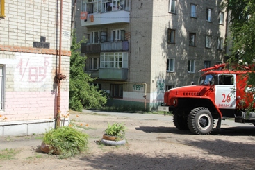 В Вольске после ремонта кровли в многоквартирном доме пришлось вызвать пожарных