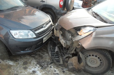 В Вольске у техникума столкнулись три автомобиля
