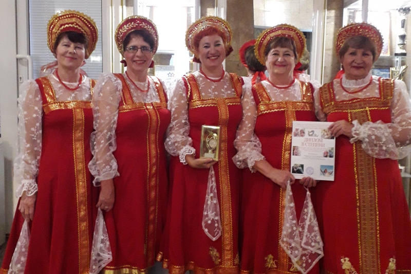 Танцевальный коллектив “Волжанка“ и солистка ансамбля “Лейся, песня!“ в областном фестивале “Мои года – мое богатство!“