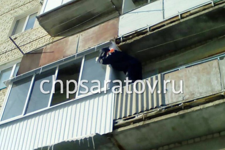 В Вольске спасатели сняли с балкона пожилую женщину