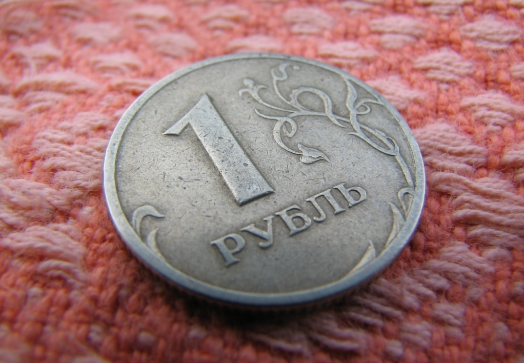 Курс рубля обновил минимум с мая