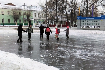 На катке в центре Вольска уже катаются дети