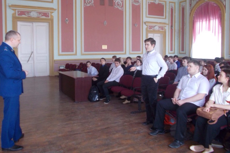 Вольский межрайонный прокурор встретился с гимназистами