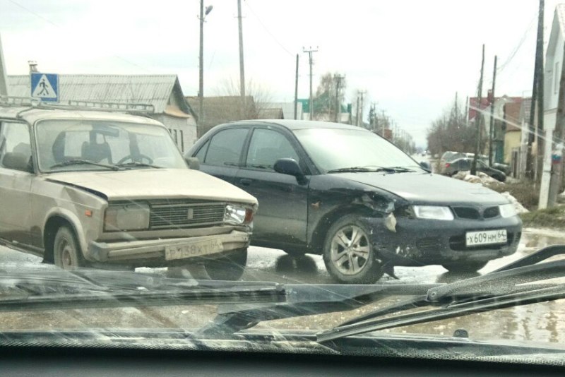 У военкомата столкнулись два автомобиля