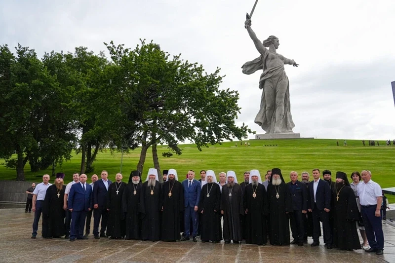 Участники  I Межрегионального форума ВРНС посетили Мамаев курган