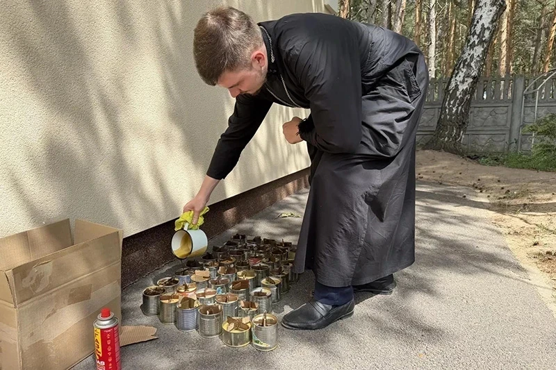 Молодые прихожане яменского храма изготовили окопные свечи для участников СВО