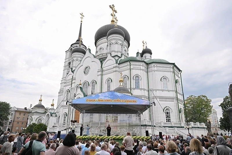 В День семьи любви и верности у Благовещенского кафедрального собора было проведено торжественное мероприятие