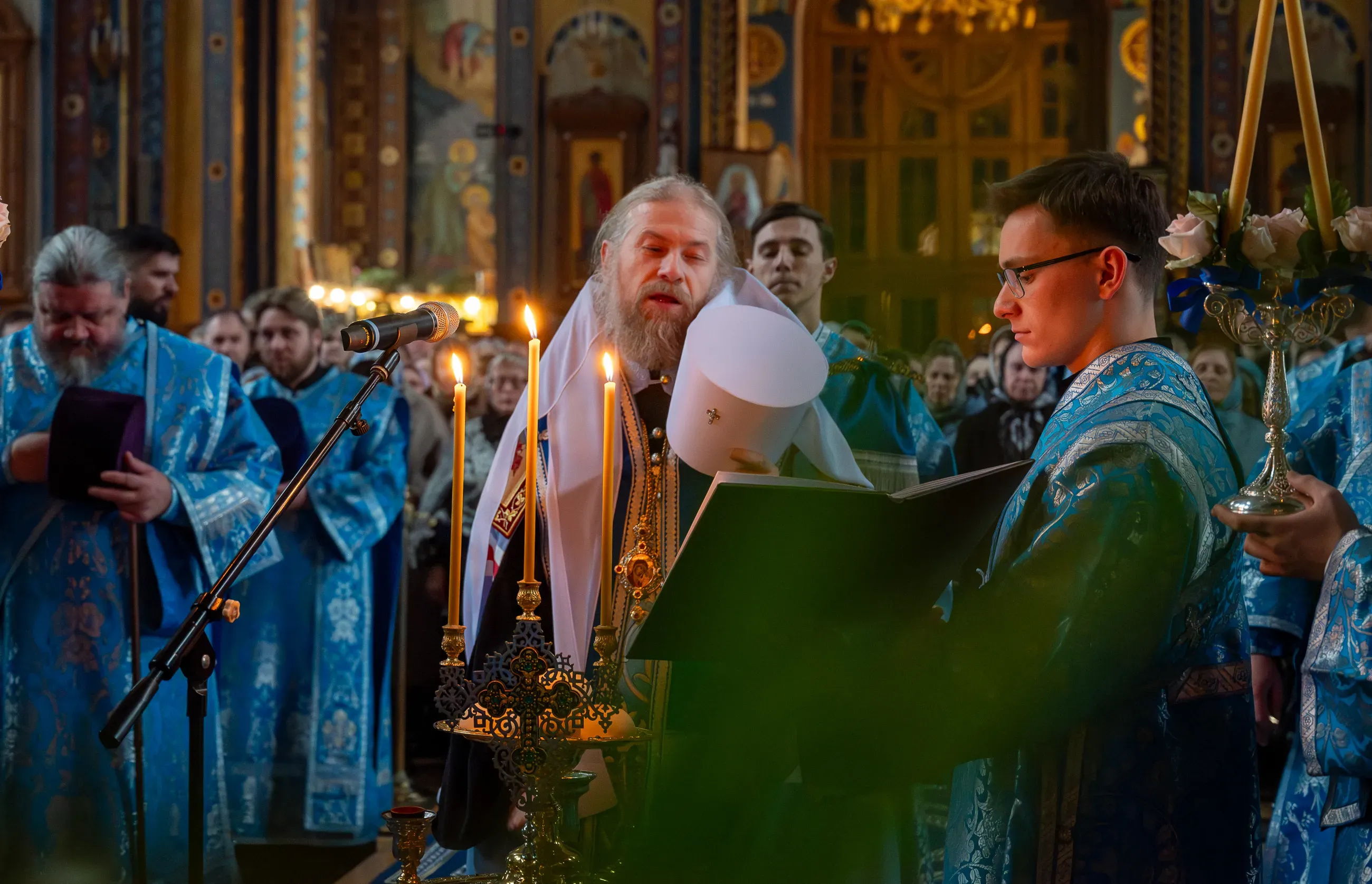 "Имеяй престол Небо и подножие землю во утробу вмещается Девичу... Радуйся, Мати Живота, благословен Плод чрева Твоего!" (стихира праздника Благовещения)