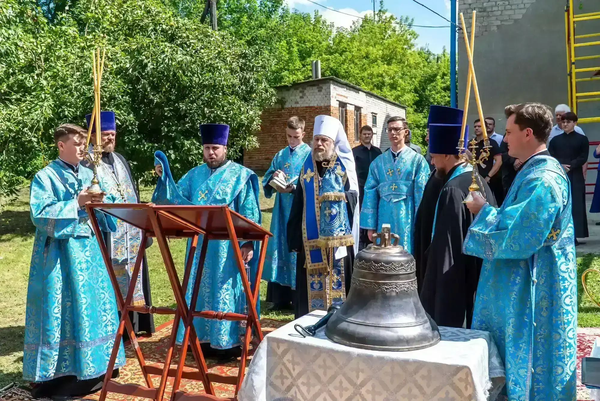 Правящий Архиерей совершил освящение колоколов и церковной звонницы сельского храма