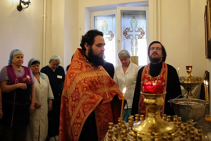 В Воронежской офтальмологической больнице совершен водосвятный молебен