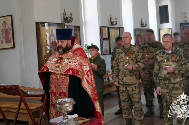 Сотрудники Росгвардии помолились за богослужением в воронежском Христо-Рождественском храме