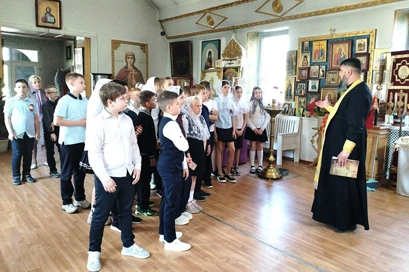 Учащиеся Рамонского лицея побывали на экскурсии в Никольском храме р. п. Рамонь