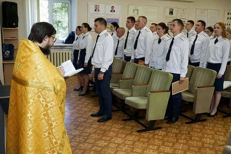 Священнослужитель благословил выпускников ведомственных вузов ФСИН России
