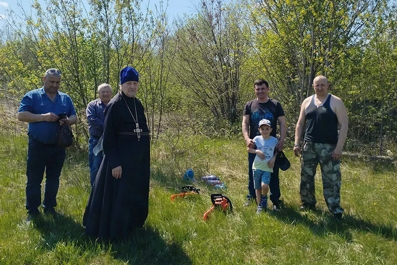 Настоятель и прихожане Никольского храма р.п. Рамонь приняли участие в субботнике