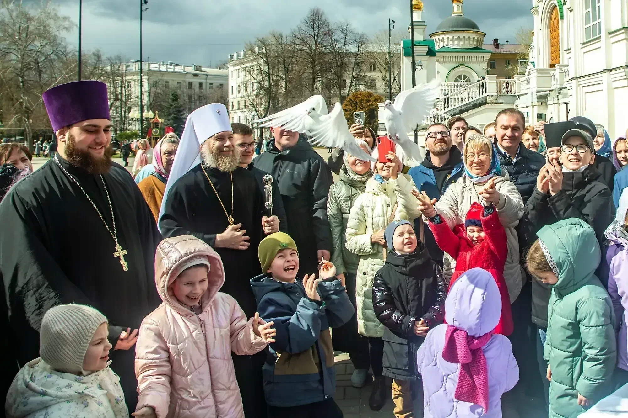 "Сын Божий, Сын Девы бывает, и Гавриил благодать благовествует, темже и мы с ним Богородице возопиим: Радуйся, Благодатная, Господь с Тобою!" (тропарь праздника Благовещения)