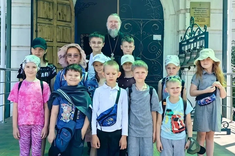 Ребята из пришкольного лагеря посетили храм во имя святого великомученика Димитрия Солунского г. Воронежа