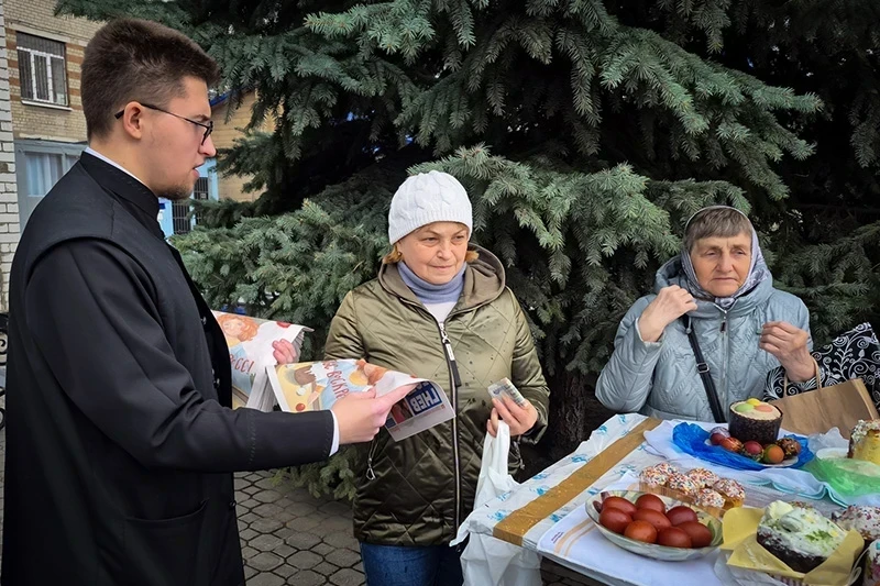 В Великую Субботу прихожанам храма во имя святого пророка Самуила раздавали пасхальный выпуск газеты "Фома"