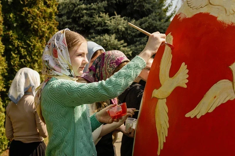 Завершена роспись пасхального яйца, которое будет установлено на площади у Благовещенского кафедрального собора
