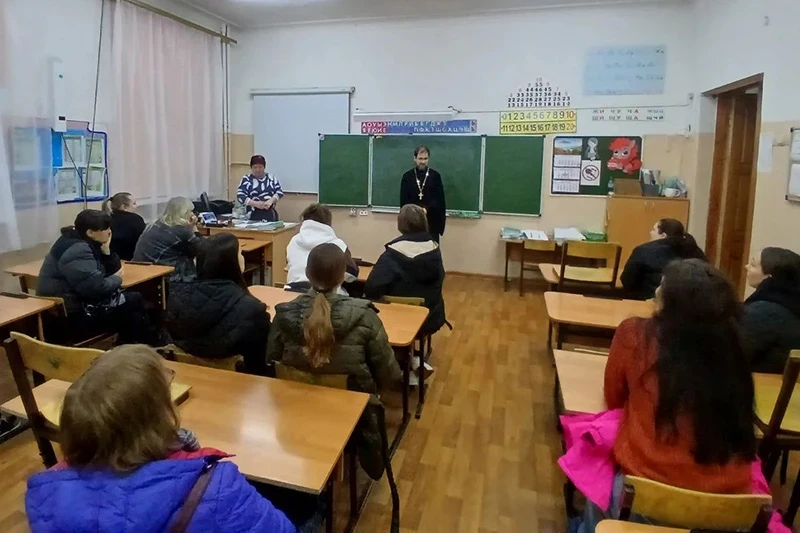 Священник принял участие в родительском собрании воронежской школы № 63
