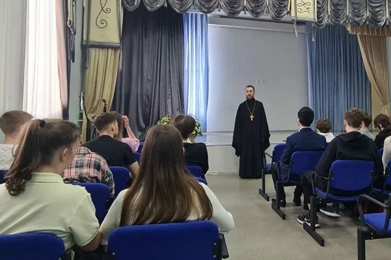 Настоятель Свято-Троицкого храма поселка Латная Семилукского района встретился со старшеклассниками