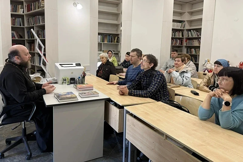 В библиотеке воронежского храма во имя святой блаженной Ксении Петербургской прошла встреча с прихожанами
