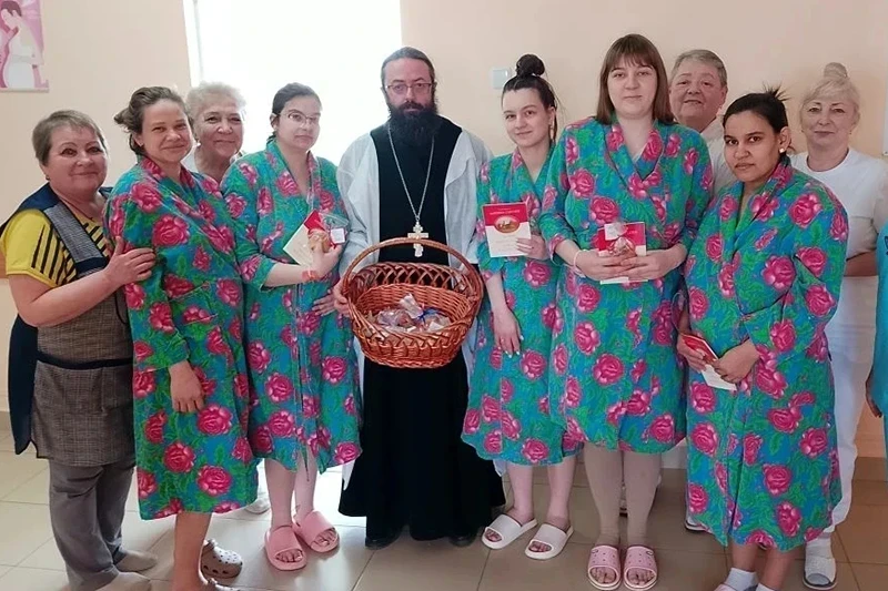 Священнослужитель поздравил с днем памяти 40 Севастийских мучеников сотрудников и пациенток Семилукского роддома