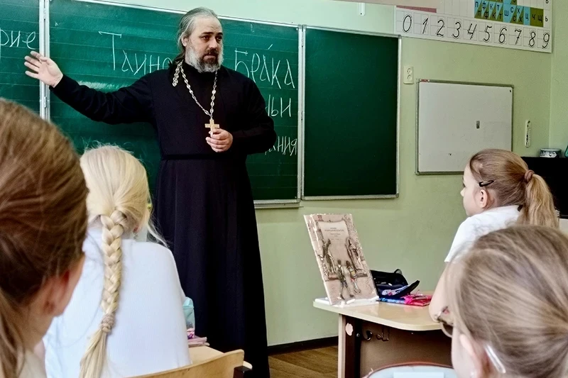 Клирик воронежского храма во имя святой блаженной Ксении Петербургской провел урок по «Основам православной культуры» в прогимназии № 2