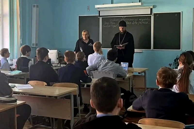 Клирик Казанского храма села Хохол встретился со школьниками
