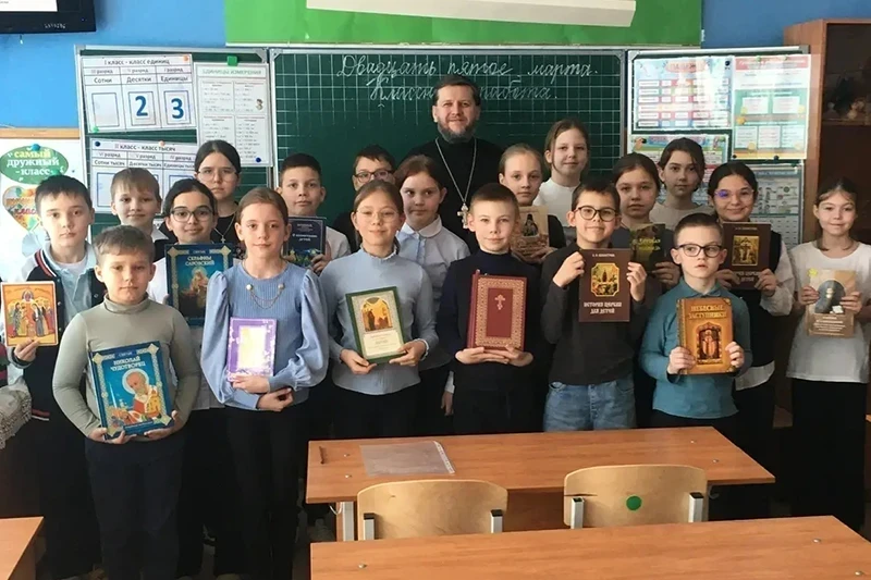 Священнослужитель побеседовал с воронежскими школьниками о жизненном пути святителя Серафима (Соболева)
