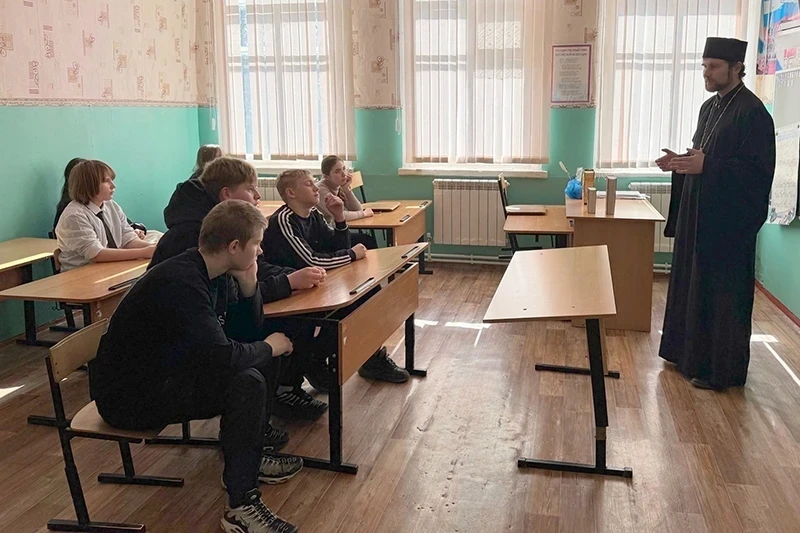 Священнослужитель провел урок в Архангельской сельской школе