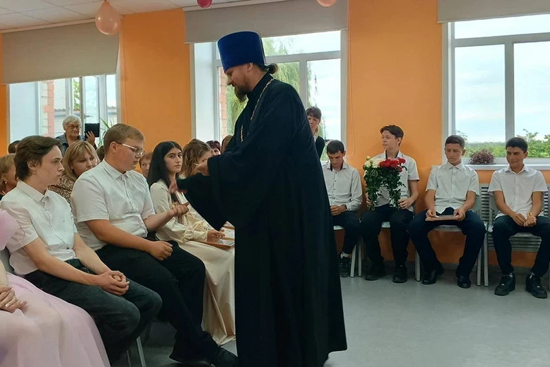 Священнослужитель благословил выпускников Добринской СОШ